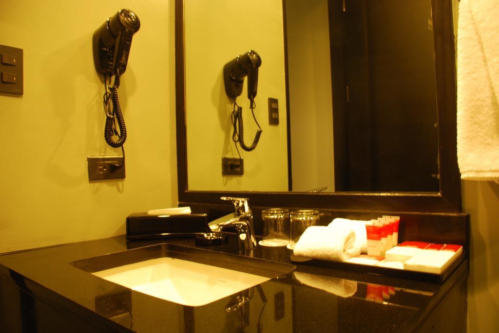 Amelie Hotel Manila Exterior photo