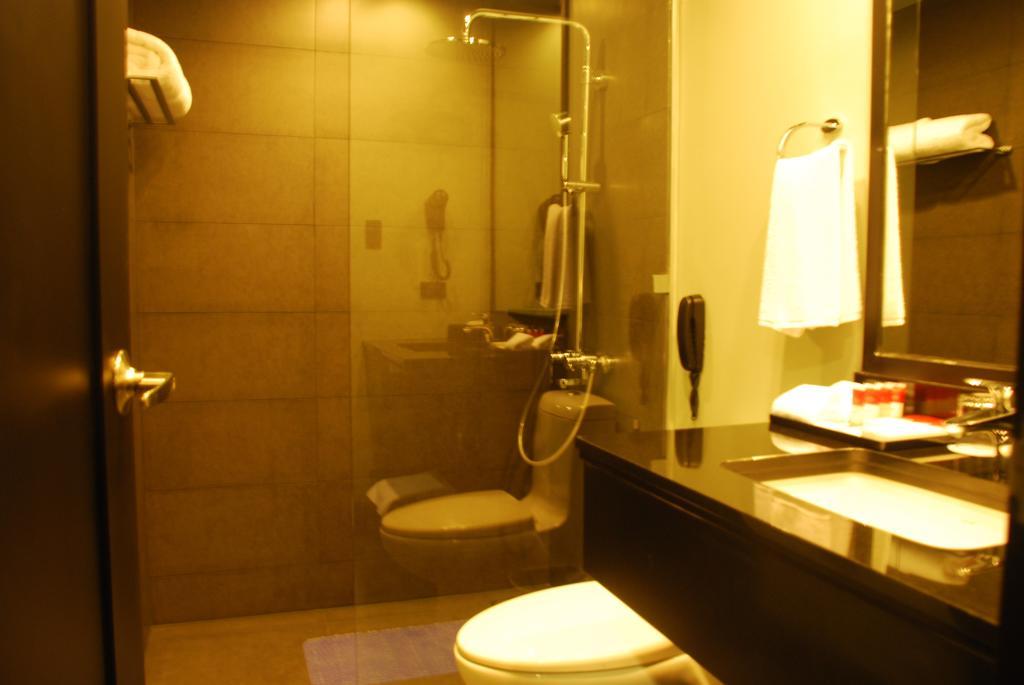 Amelie Hotel Manila Exterior photo