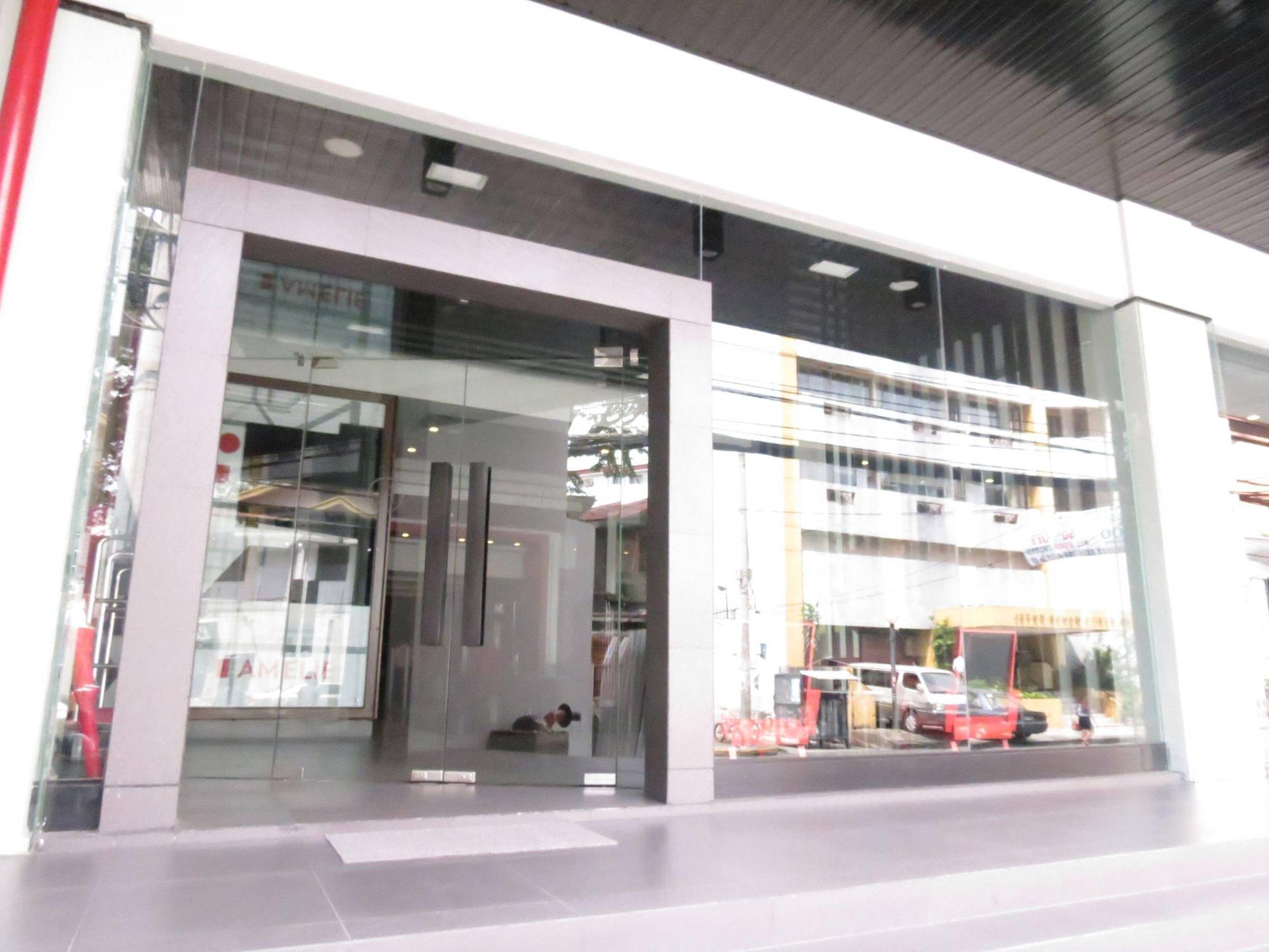 Amelie Hotel Manila Exterior photo