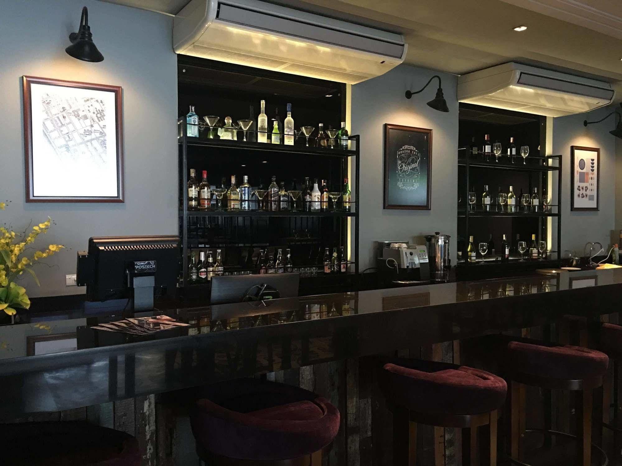 Amelie Hotel Manila Exterior photo