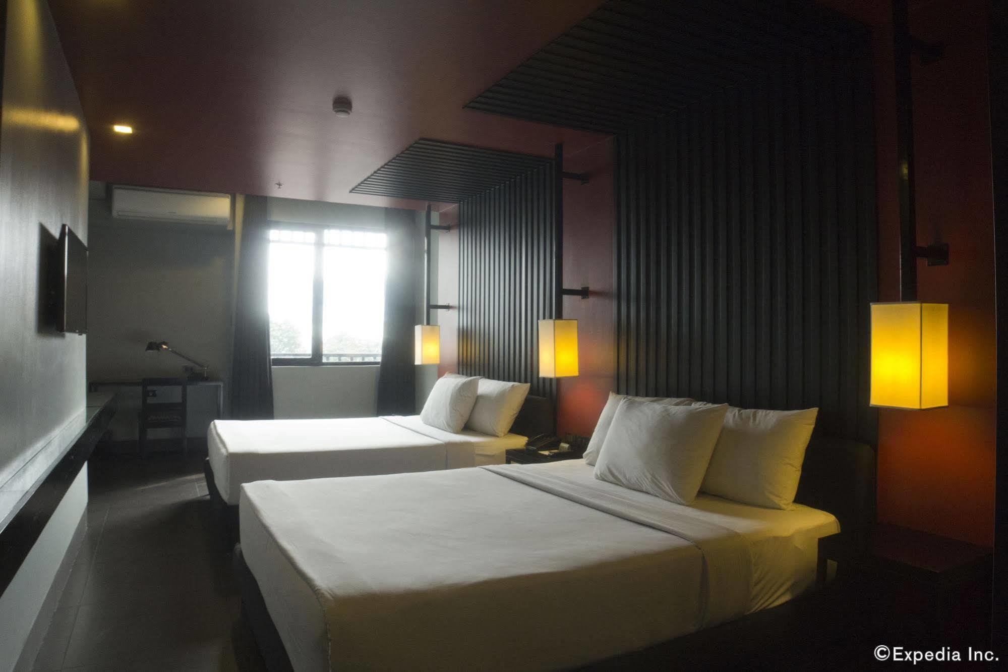 Amelie Hotel Manila Exterior photo